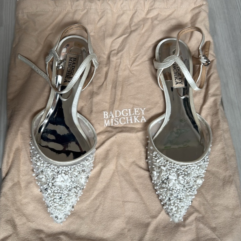 Badgley Mischka Carissa White Pointed Flats 6.5 Bridal Flats